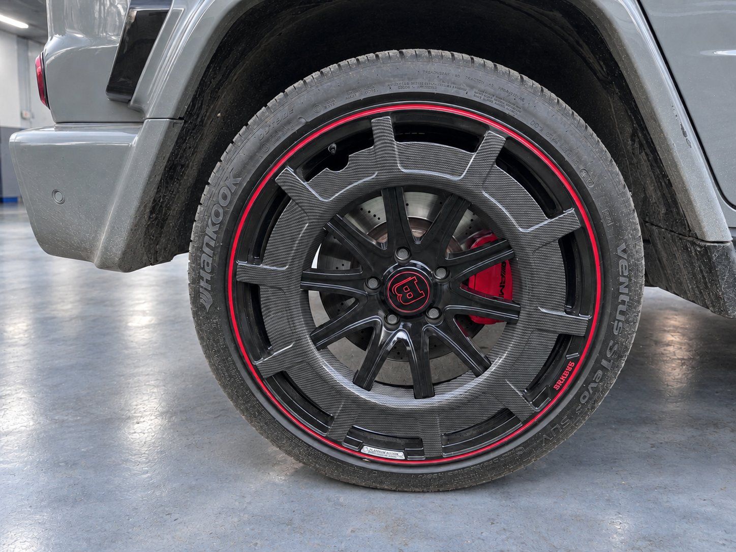 Колёсный диск Brabus с красной окантовкой на Mercedes-Benz G-Класс; фон обработан