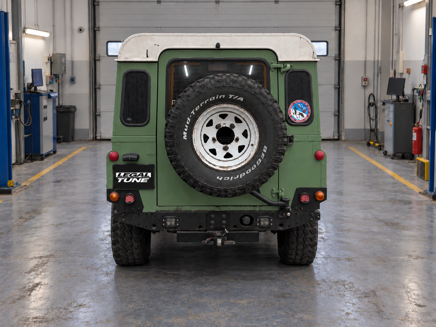 Land Rover сзади; номер закрыт логотипом Legal Tune, фотография обработана