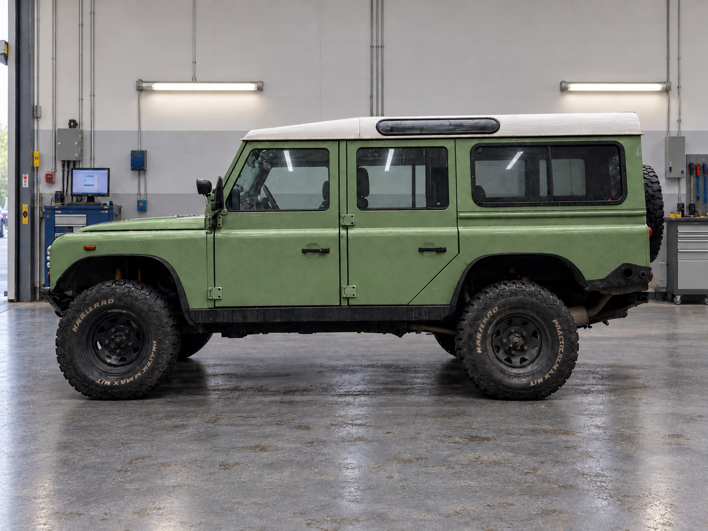 Land Rover сбоку вдоль помещения пункта техосмотра; фотография обработана