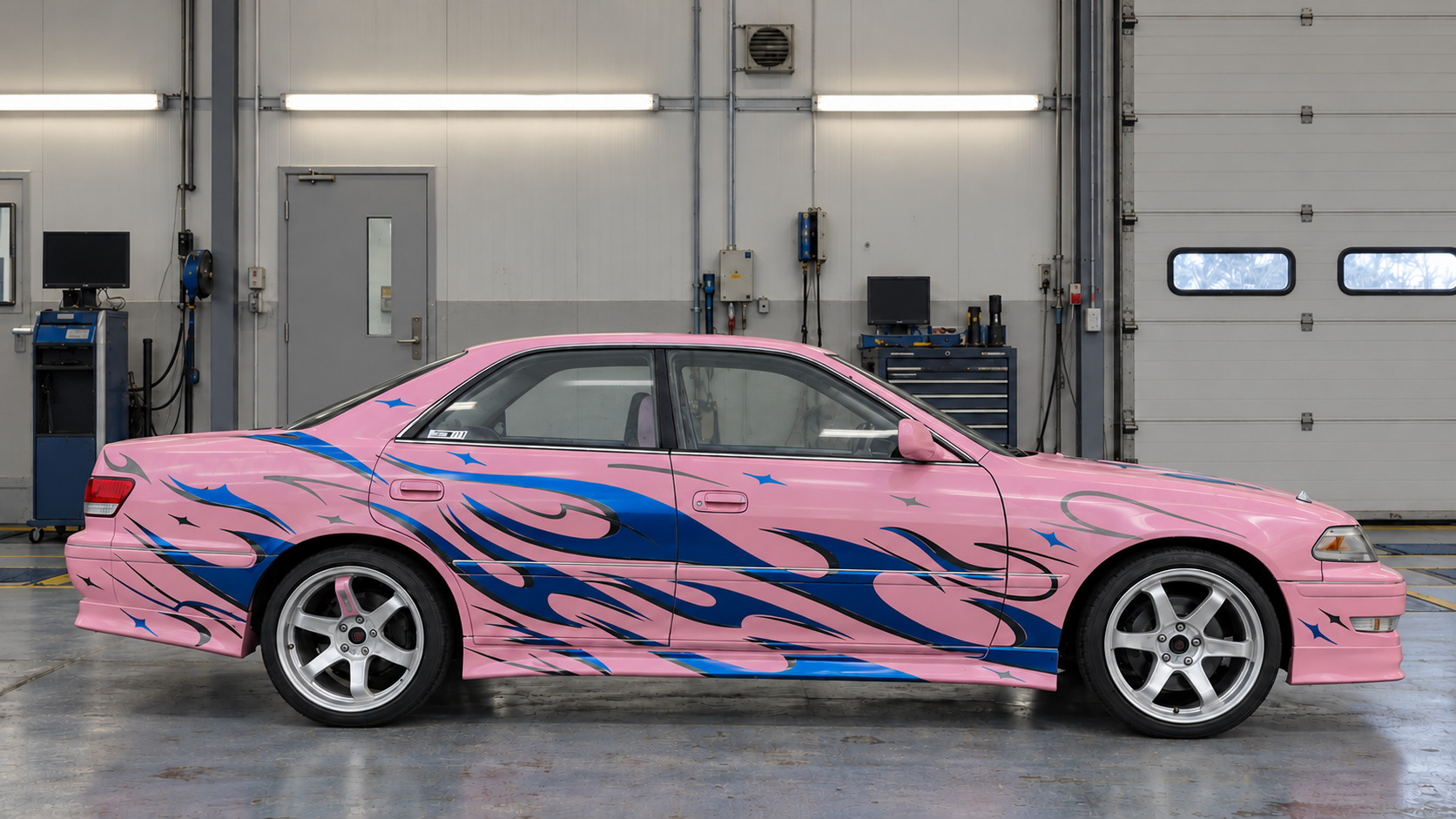 Розовая Toyota Mark II сбоку с накладками на пороги и бамперы; фотография обработана